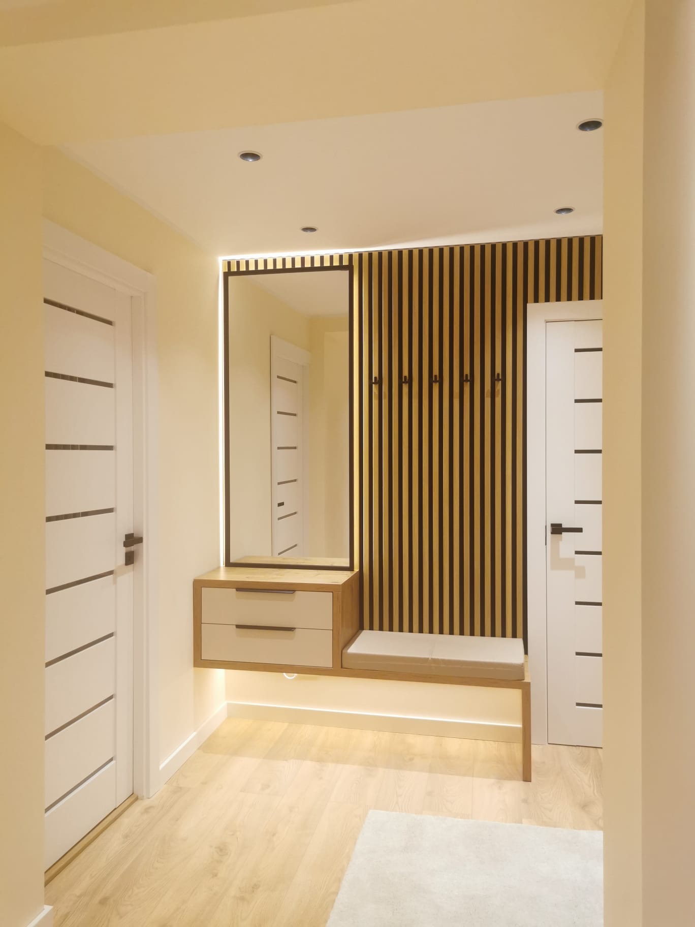 Gaitenis ar dekoratīvo paneli