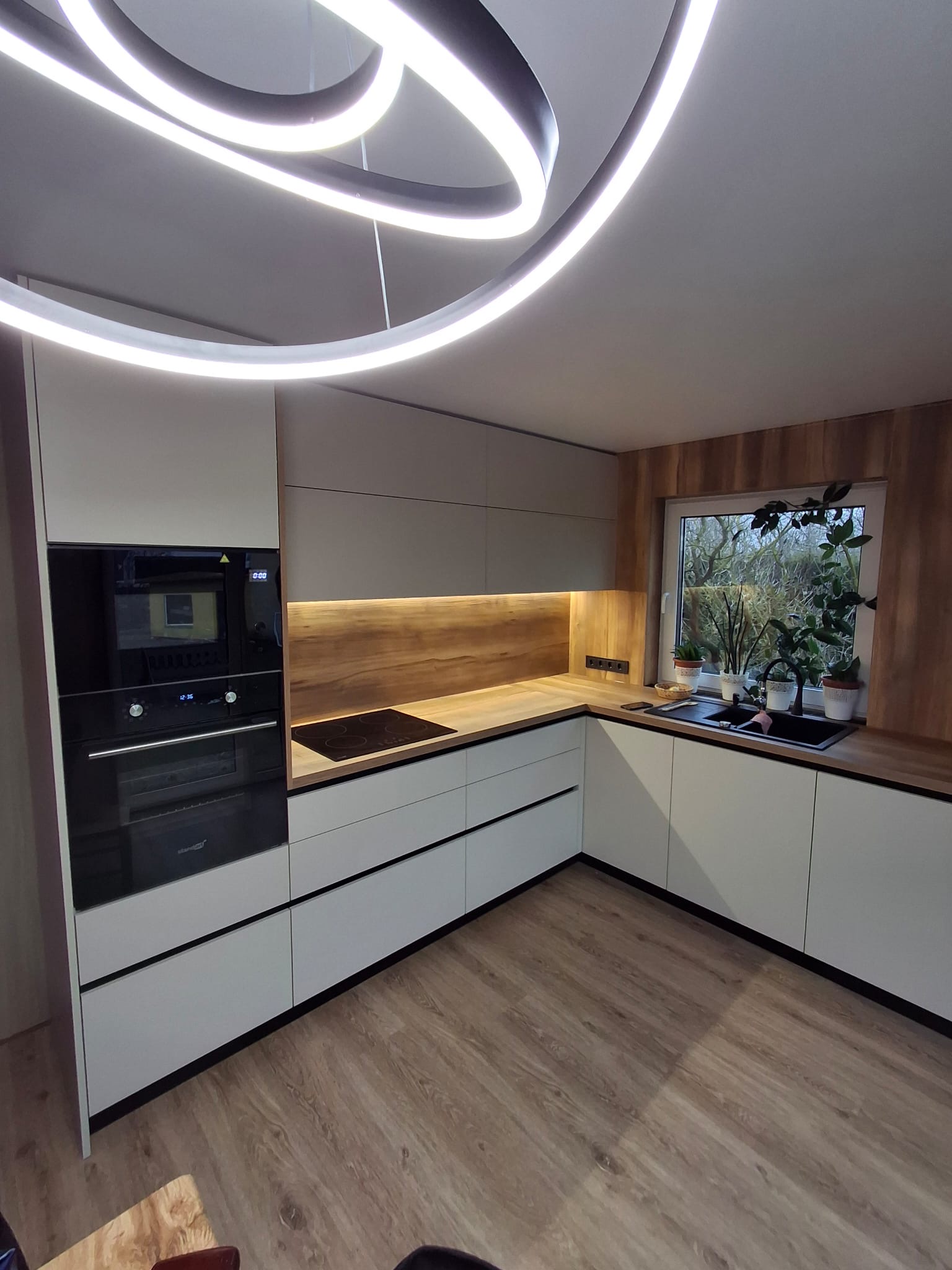 Mūsdienīga virtuves iekārta